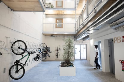 Vestíbulo del edificio de vivienda social construida con sistemas prefabricados en la calle de Lola Iturbe de Barcelona.