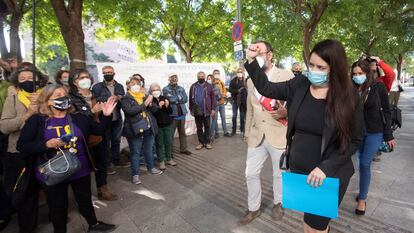 La activista Tamara Carrasco, acompañada por su abogado Benet Salellas, cuando se celebró el juicio en el que acabó absuelta.