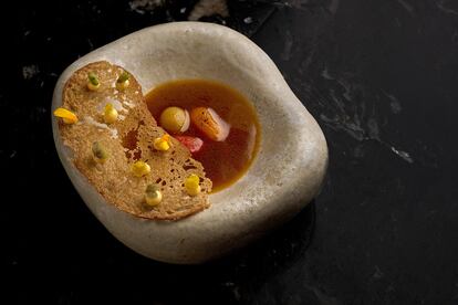 Sopa de ajo de las pedroñeras y tomates a la brasa, una de las propuestas gastronómicas de Ancestral.