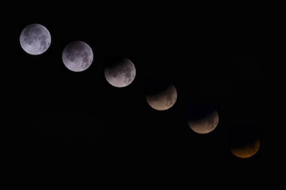 Uma combinação de seis fotografias mostra a Lua em diferentes estágios do eclipse total em Tenerife.