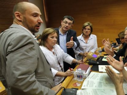 Los portavoces y la mesa de la comisi&oacute;n de RTVV en las Cortes.