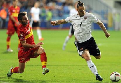 Es la primera vez que los austriacos se clasifican para una fase final por méritos propios. En 2008 organizaron el torneo y, por ello, jugaron la Eurocopa. Marcel Koller es el seleccionador y ha renovado bastante la plantilla. Casi todos los jugadores compiten en la Bundesliga. David Alaba, Christian Fuchs y Marc Janko imprimen carácter a un equipo del que se desconoce el nivel al que rendirá en Francia.