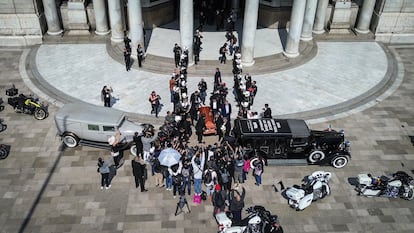 El féretro de Silvia Pinal es ingresado al Palacio de Bellas Artes.