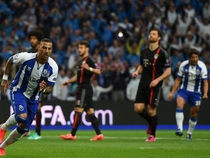 Quaresma celebra uno de sus goles al Bayern.