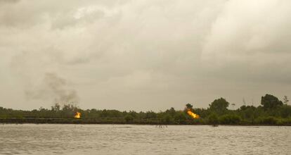 Quema de gas producida en extracciones petrolíferas.