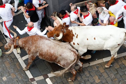 Los mozos se arrinconan en una esquina al paso de los toros de la ganadería gaditana de Fuente Ymbro.