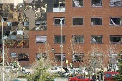 Vista del lugar en el que se produjo la explosión de un coche bomba en el Campo de las Naciones de Madrid.