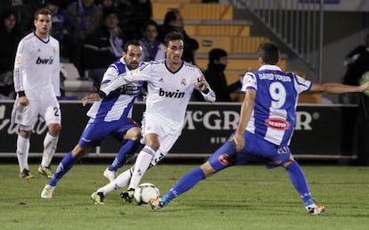 José Rodríguez se intenta ir de dos jugadores del Alcoyano.