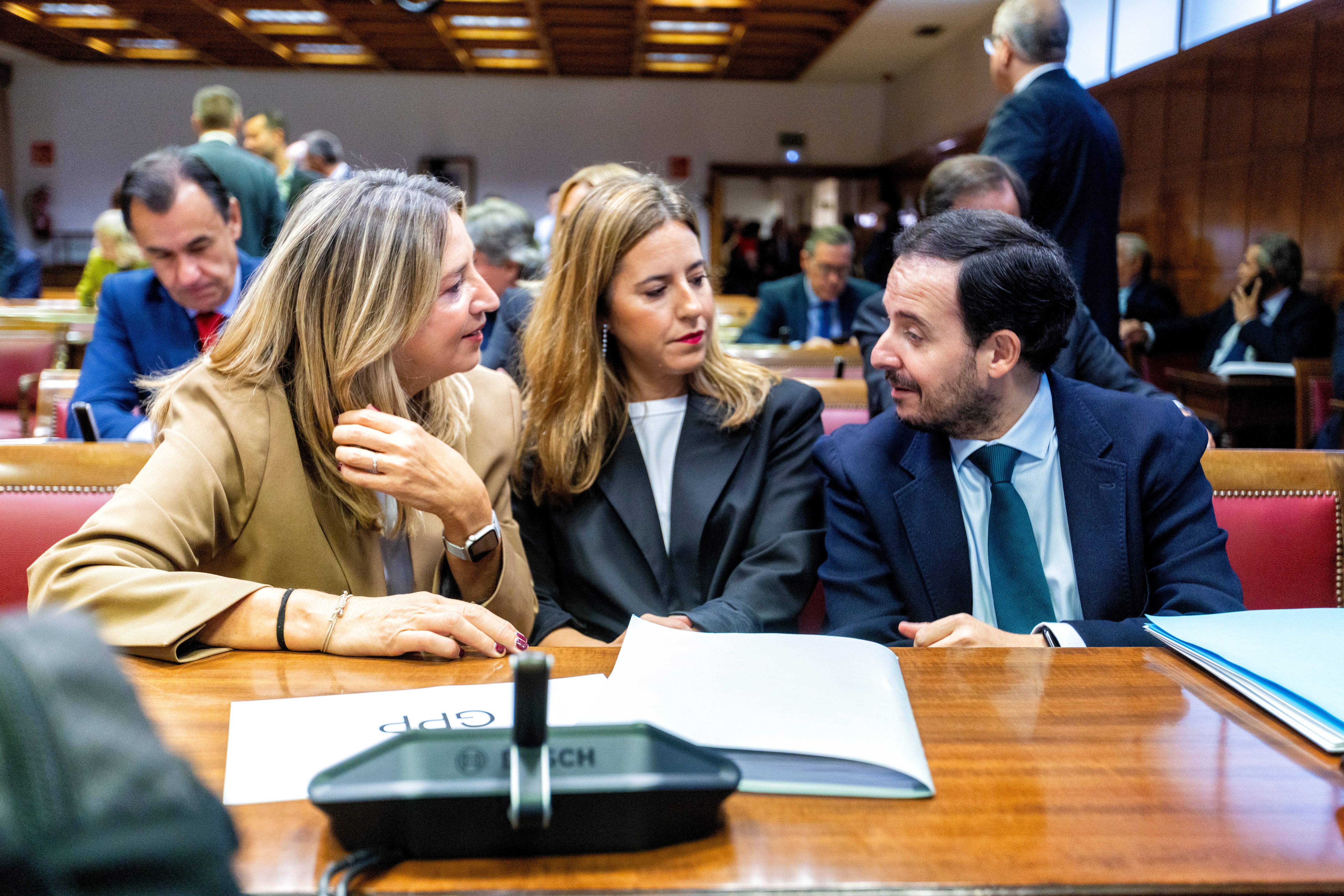 El senador popular y uno de los portavoces de la comisión de investigación del caso Koldo, Alejo Joaquín Miranda de Larra (derecha), durante la comparecencia del presidente del Gobierno, Pedro Sánchez, ante dicha comisión, este jueves en el Senado.