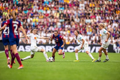 La delantera del FC Barcelona Mariona Caldentey, entre varias jugadoras del Lyon.
