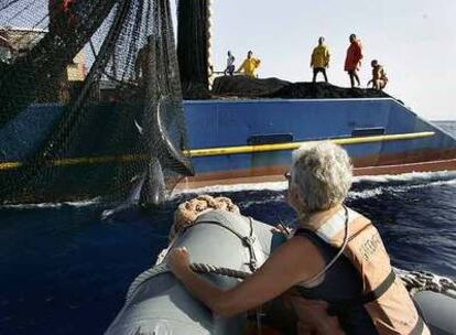 Protesta de Greenpeace por la pesca de atunes rojos en una reserva del Mediterráneo, al sur de Malta.