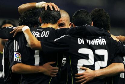 Los jugadores del Madrid se abrazan tras uno de sus goles al Málaga.