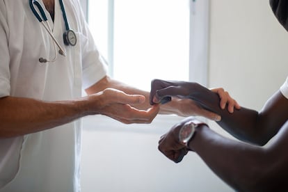 El doctor Pedro Rodríguez Cruz examina las manos de un paciente en el hospital de Fann, en Dakar. Este neurólogo español se formó en el Hospital Gregorio Marañón de Madrid y es doctor en Neurociencias por la Universidad de Oxford. Actualmente trabaja como investigador entre el Centro Nacional de Análisis Genómico (CNAG-CRG) y la Universidad Cheikh Anta Diop (UCAD) de Dakar gracias al apoyo del programa Junior Leader de la Fundación La Caixa.