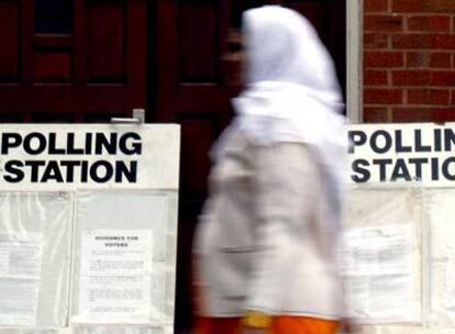 Una mujer pasa delante de un colegio electoral en Birmingham, en el centro de Inglaterra.