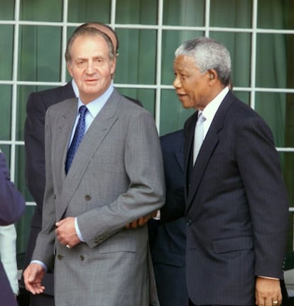 O rei da Espanha, Juan Carlos, com o presidente sul-africano, Nelson Mandela, no palácio de Tuynhuys, sede da Presidência sul-africana, na Cidade do Cabo, em 1999.