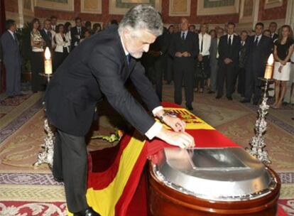 Manuel Marín deposita la medalla del Congreso sobre el féretro de Gabriel Cisneros.