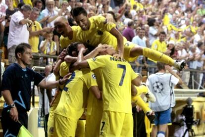 Los jugadores del Villarreal celebran el segundo gol de Rossi.