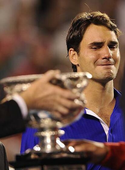 Roger Federer llora en el momento de la entrega del trofeo al campeón.