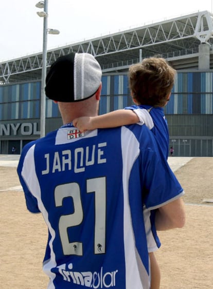 Un seguidor del Espanyol, con la camiseta del capitán fallecido.