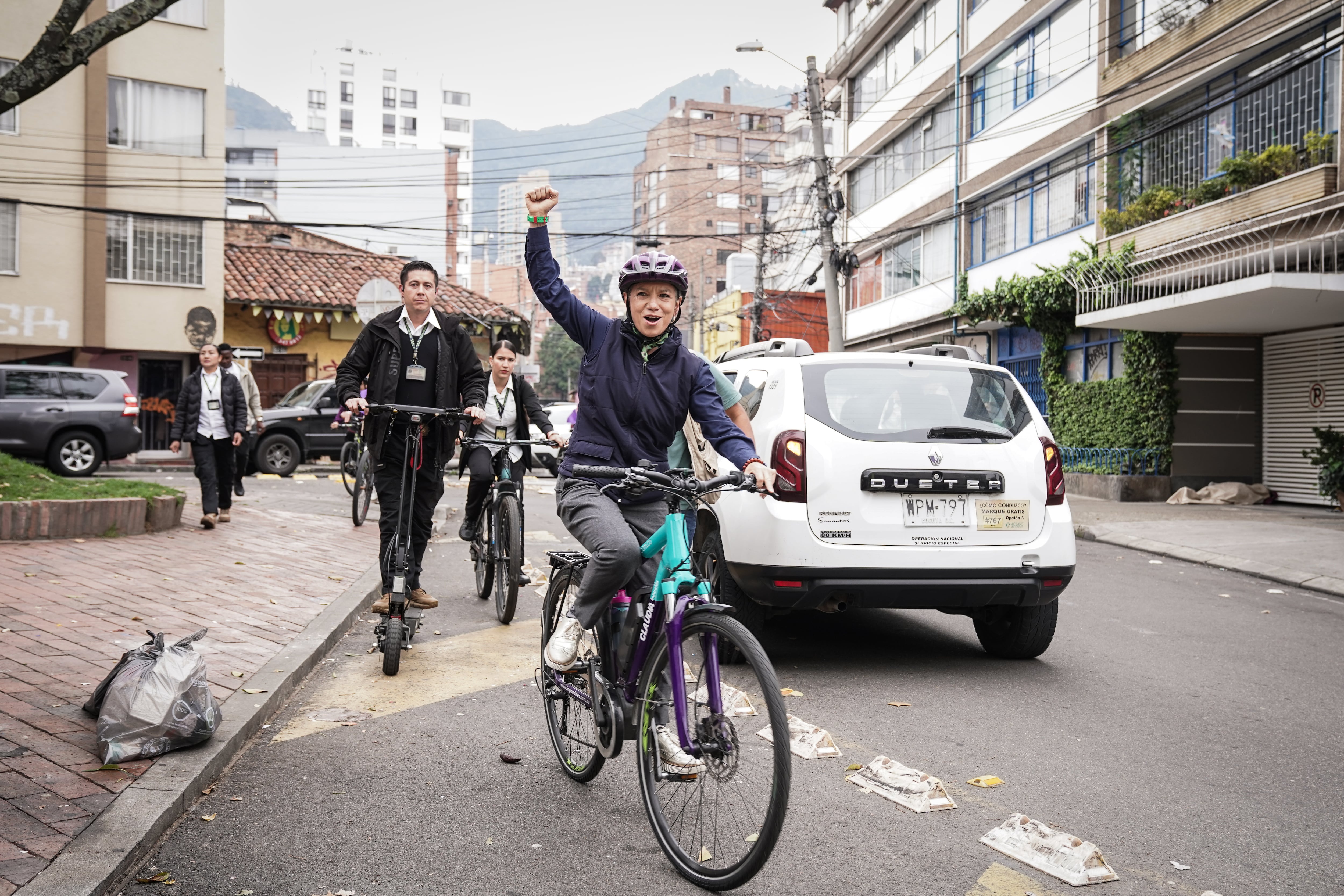 Claudia López llega en bicicleta a su puesto de votación en Chapinero, en Bogotá.