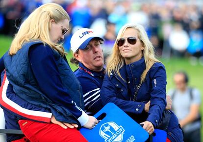 El estadounidense Phil Mickelson abraza a su mujer Amy tras la derrota.