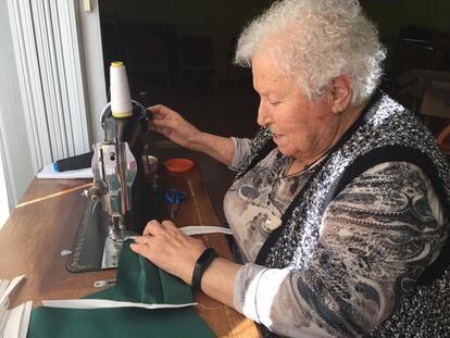 Rosa Verdaguer confecciona mascarillas de tela en la residencia de ancianos donde vive de la Fundación Les Vetes de Salt. Una fotografía cedida por la Fundació Les Vetes al Arxiu Municipal de Salt dentro de la campaña #arxivemlacovid-19.