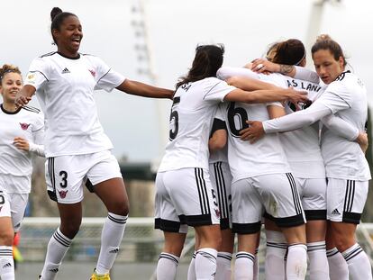 Las futbolistas del CD Tacón celebran un gol el pasado marzo en un partido de la Liga Iberdola.