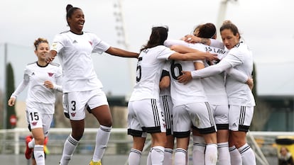 Las futbolistas del CD Tacón celebran un gol el pasado marzo en un partido de la Liga Iberdola.