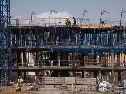 Construcción de una urbanización en Bormujos (Sevilla), hoy.