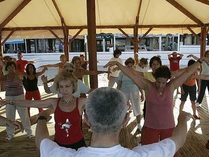 Clases de Taichí en la playa de la Caleta de Cádiz.