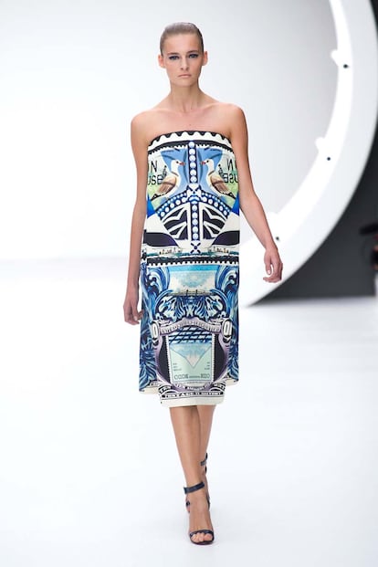 Mary Katrantzou hizo propaganda de su hogar con estampados y colores típicos de Grecia en su colección de esta temporada.