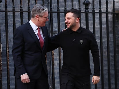 El primer ministro británico, Keir Starmer (a la izquierda), da la bienvenida al presidente de Ucrania, Volodímir Zelenski, el sábado en Londres antes de la reunión.