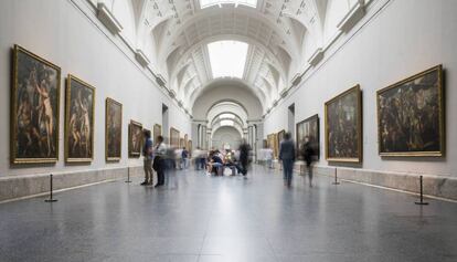 Visitantes en la galería central del Museo del Prado. 