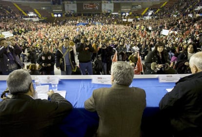 Cándido Méndez e Ignacio Fernández Toxo, al comienzo de la asamblea de delegados andaluces de ambos sindicatos en Sevilla.