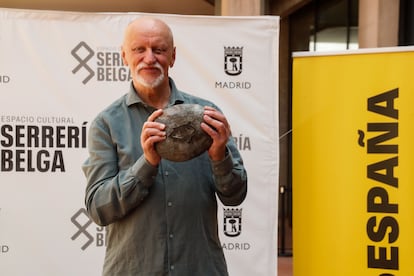 El fotógrafo ucranio Boris Savelev, durante la inauguración de su exposición ‘Viewfinder - Una forma de mirar‘, que alberga el Espacio Cultural Serrería Belga de Madrid. 
