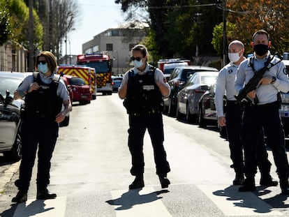 Varios agentes de policía bloquean una calle cerca de la comisaría de Rambouillet, donde se produjo el asesinato.