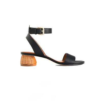 Sandalia de piel con tacón en rafia de Uterqüe (59,95 €).