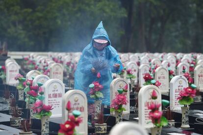 Un visitante en un cementerio en Vietnam.