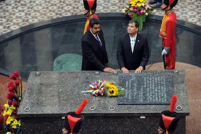 Presidents Nicolas Maduro (l) and Rafael Correa pay tribute at the tomb of the late president Hugo Ch&aacute;vez on Monday.
 