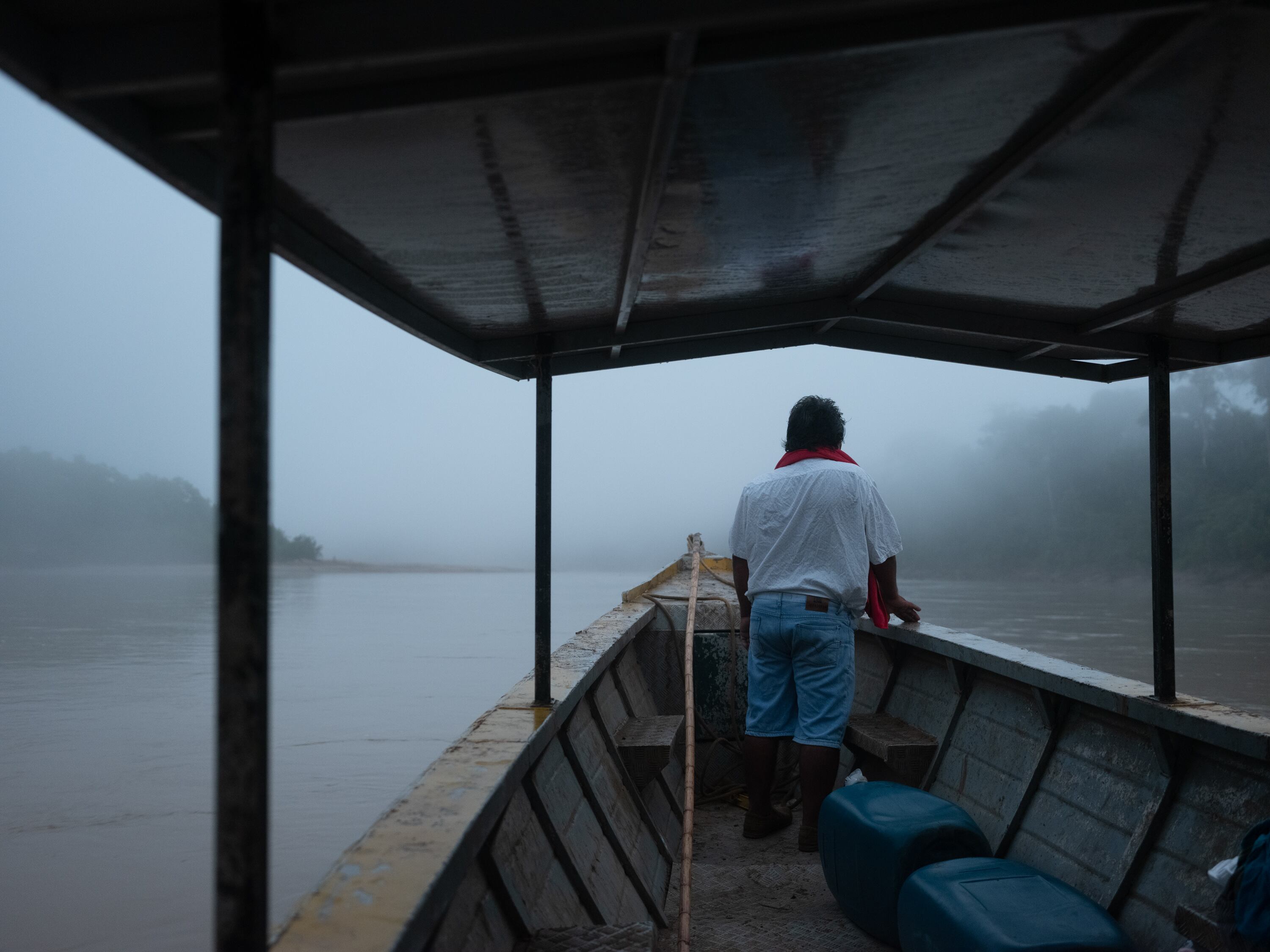 Ernesto Alvarado (53), indígena ashaninka y jefe de la comunidad de Monte Salvado, en la proa del bote que navega el río las Piedras. Este territorio limita con la Reserva Territorial Madre de Dios para indígenas en aislamiento voluntario.