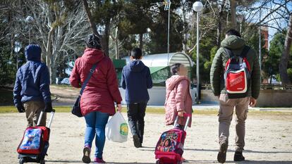 La familia Peña Mora camina por el barrio del Pilar, después de recoger a los niños en el colegio, el 8 de marzo.