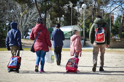 La familia Peña Mora camina por el barrio del Pilar, después de recoger a los niños en el colegio, el 8 de marzo.