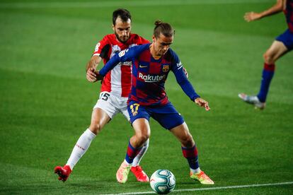 Griezmann protege la pelota ante Leuke la semana pasada en el Camp Nou.