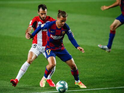 Griezmann protege la pelota ante Leuke la semana pasada en el Camp Nou.