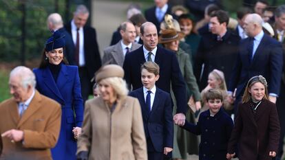 Los reyes Carlos y Camila, seguidos de los príncipes de Gales y sus hijos, el 25 de diciembre, durante el tradicional servicio del día de Navidad en Sandringham.