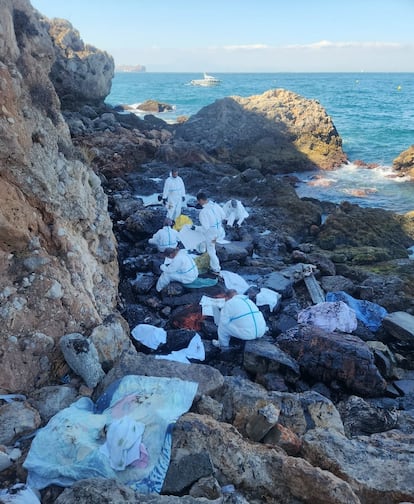 Operarios limpian vertidos de petróleo en la costa de Gibraltar, este miércoles.