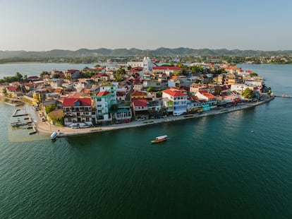 Vista aérea de la Isla de Flores, en el lago Petén Itzá.