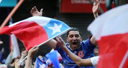 Un aficionado celebrando el truinfo de la Roja en Santiago de Chile