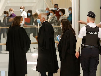 Abogados en la sala del juicio por los atentados de París de 2015.