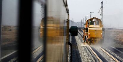 Por estas vías ya han ensayado locomotoras de Talgo a 230 kilómetros por hora. Mientras no funciona el tren, los raíles se prueban y afianzan con máquinas especiales.